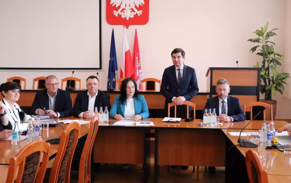 Stół prezydialny, a przy nim Starosta i Przewodniczący Rady Powiatu, Wojewoda i Wicewojewoda
