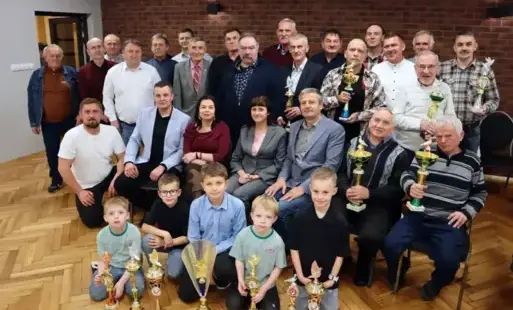 Wspólne zdjęcie hodowców wraz z aproszonymi gośćmi.