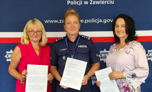 Starosta Zawierciański Teresa Mucha-Popiel wraz z dyrektorem Zespołu Szkół im. Stanisława Staszica w Zawierciu Agnieszką Jachimowską - Wiślak i insp. Renata Hałabuda - Komendant Powiatowy Policji w Zawierciu